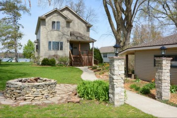 W914 Shorewood Dr, East Troy, WI 53120-2325