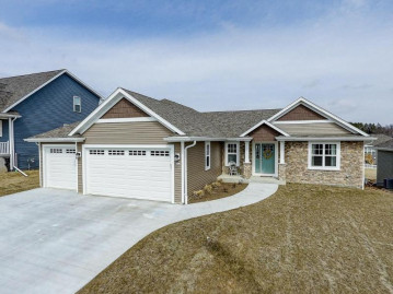 212 Silver Fox S Dr, Kewaskum, WI 53040