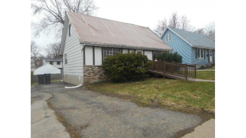 2005 Norton Ave Waukesha, WI 53188 by Coldwell Banker HomeSale Realty - New Berlin $88,000