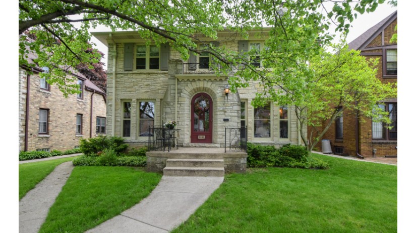 5342 N Shoreland Ave Whitefish Bay, WI 53217 by Shorewest Realtors $525,000