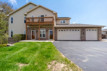 17948 W Jacobs Ridge Ct, New Berlin, WI 53146-1870