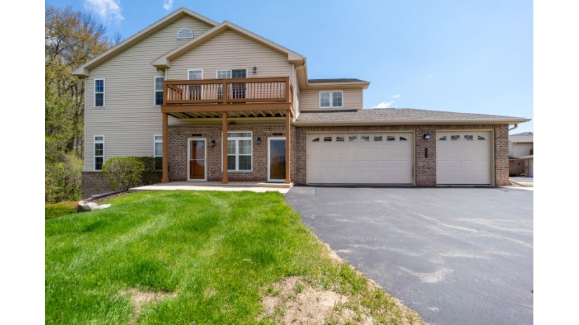 17948 W Jacobs Ridge Ct New Berlin, WI 53146 by Shorewest Realtors $245,900