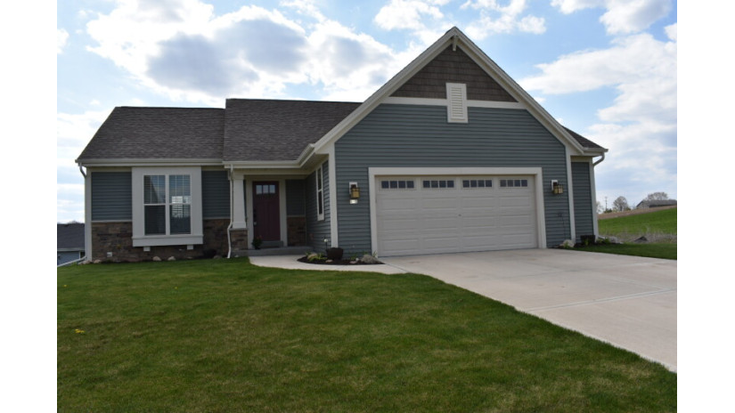 615 Mary Way Slinger, WI 53086 by Shorewest Realtors $320,000