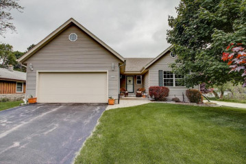 7332 Bay St, Lannon, WI 53046-9707