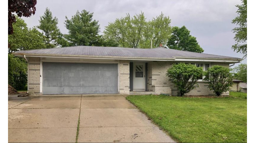 1621 N Willow Ct Grafton, WI 53024 by Red Arrow Real Estate LLC $229,000