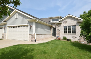 4010 Wyndham Pointe Cir, Brookfield, WI 53005-4300