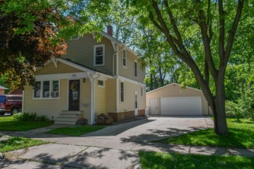 323 State St, Oconomowoc, WI 53066-3736