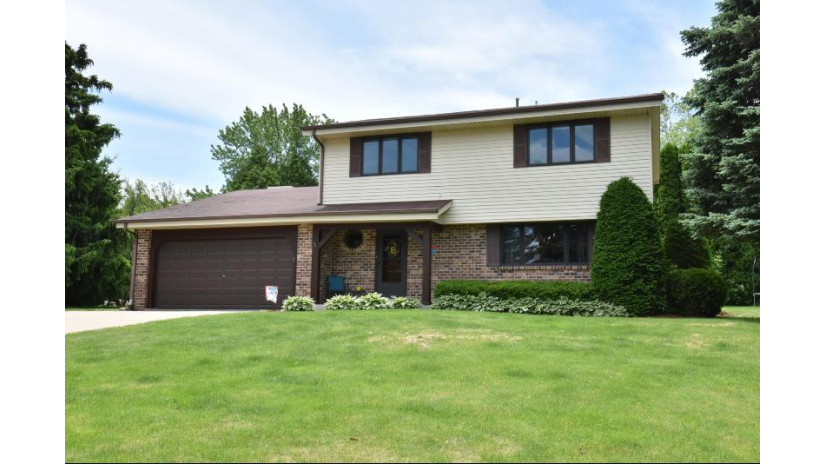 2809 S Seymour Pl West Allis, WI 53227 by Coldwell Banker HomeSale Realty - Wauwatosa $289,900