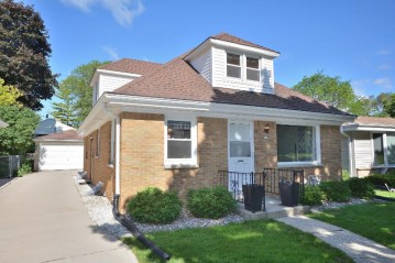 729 N 113th St, Wauwatosa, WI 53226-3723