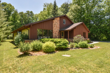 N113W20773 Edgewood Dr, Germantown, WI 53022-2811