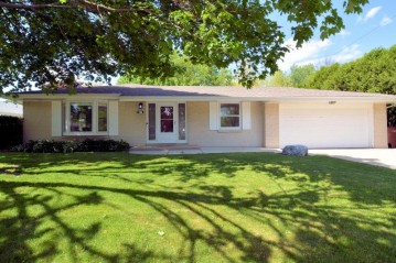 926 W Bender Rd, Glendale, WI 53217-4153