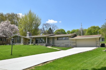 3227 N Menomonee River Pkwy, Wauwatosa, WI 53222-3313