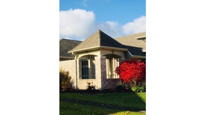 555 Quinlan Dr Pewaukee, WI 53072 by Lake Country Flat Fee $315,900