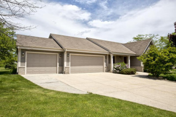 3330 E Stonefield Dr, Oak Creek, WI 53154-8003