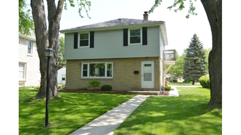 5662 N Milwaukee River Pkwy Glendale, WI 53209 by Shorewest Realtors $209,900