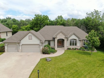 3495 S Highpointe Dr, New Berlin, WI 53151-4705