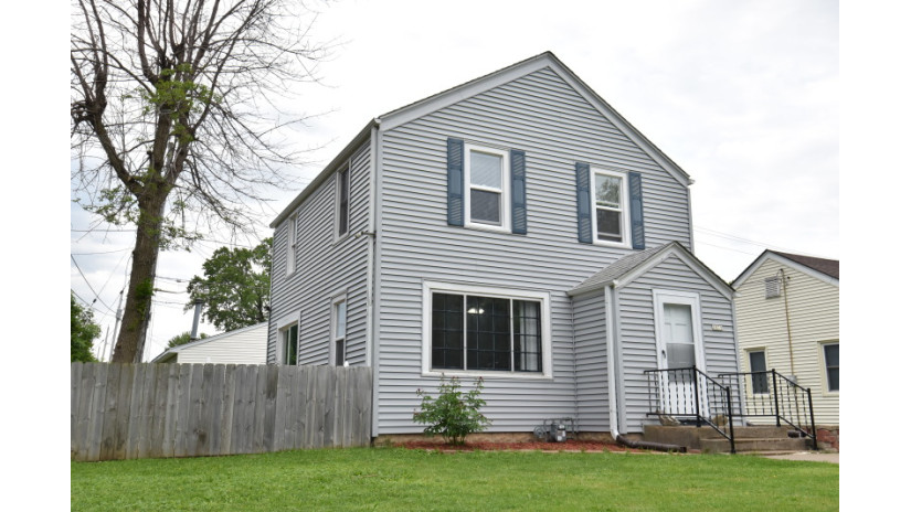 2079 W Oklahoma Ave Milwaukee, WI 53215 by Shorewest Realtors $149,500