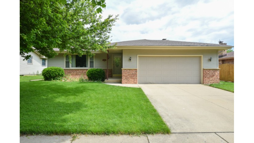 4402 89th St Kenosha, WI 53142 by Shorewest Realtors $215,000