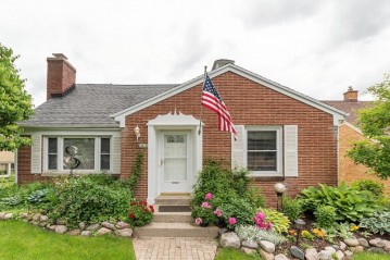 3816 N 101st St, Wauwatosa, WI 53222-2311