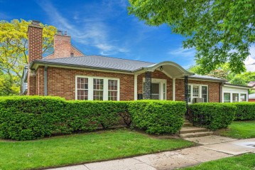 129 E Day Ave, Whitefish Bay, WI 53217