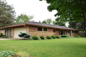 6624 N Crestwood Dr, Glendale, WI 53209-3340