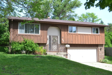 10740 W Grantosa Dr, Wauwatosa, WI 53222-2211