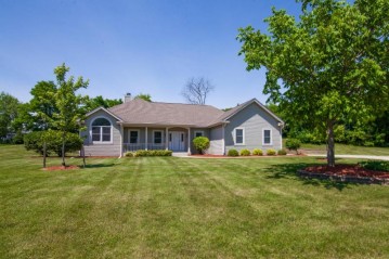 210 Hunters Glen Ln, Johnson Creek, WI 53038