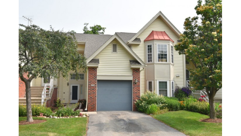 5278 S Acorn Ln Greenfield, WI 53221 by Shorewest Realtors $145,000