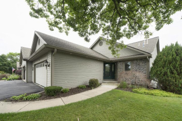 323 Parkview Ct, Hartland, WI 53029-2443