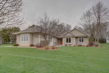 N9555 Dreamfield Dr, Watertown, WI 53094