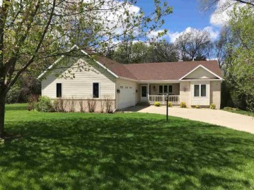 E11081 Wynsong Dr, Baraboo, WI 53913-9377