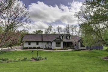 1194 E Lake Rd, Mineral Point, WI 53565