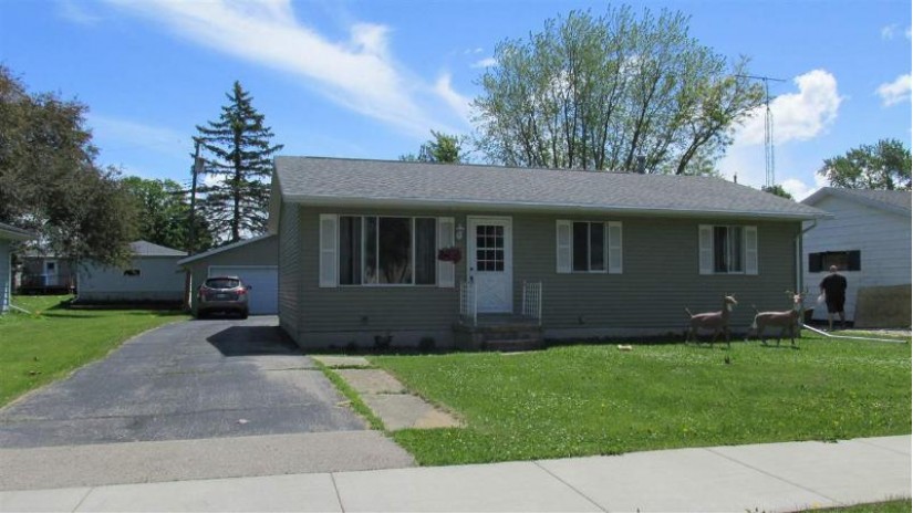 811 S Lincoln Ave Beaver Dam, WI 53916 by Century 21 Affiliated $131,200