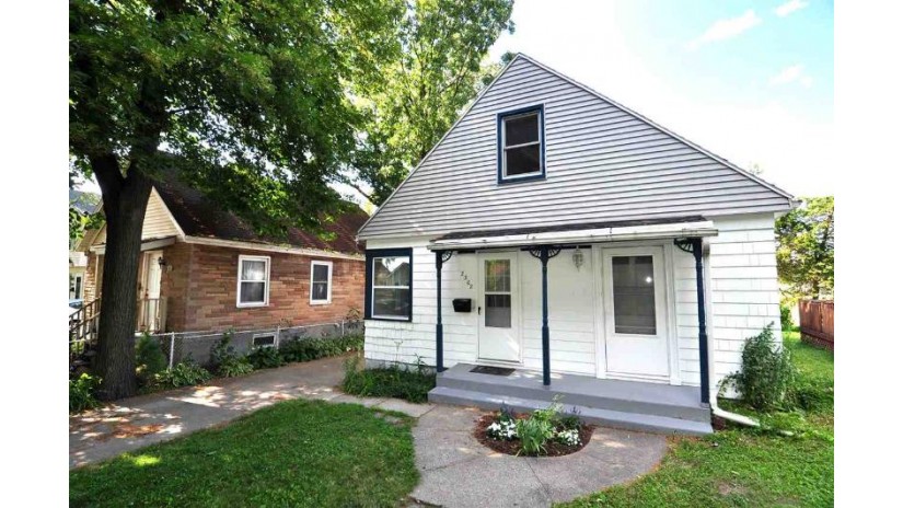2302 Myrtle St Madison, WI 53704 by Realty Executives Cooper Spransy $190,000
