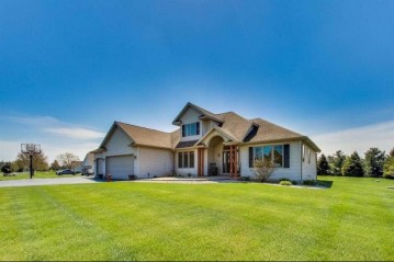 W5571 Double Dr, Walworth, WI 53184