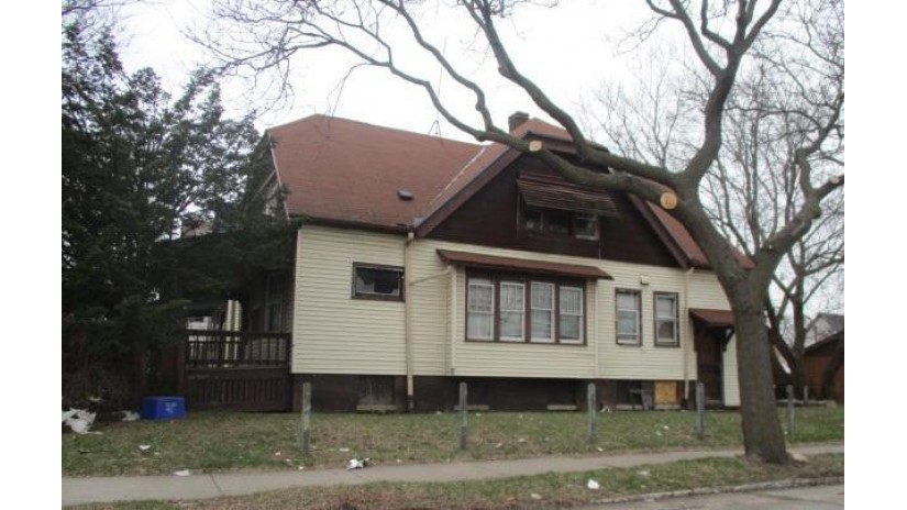 3252 N 11th St Milwaukee, WI 53206 by Midwest Executive Realty $2,500