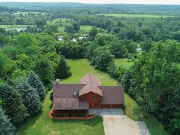 6075 Leprechaun Ln, Erin, WI 53027-9038