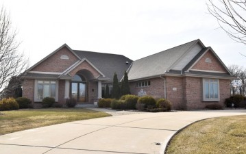 5830 Stefanie Way, Caledonia, WI 53108-9562