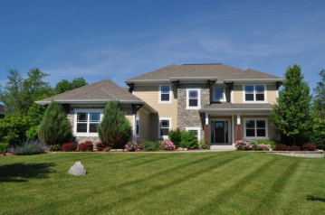 7221 W River Birch Dr, Mequon, WI 53092-4571