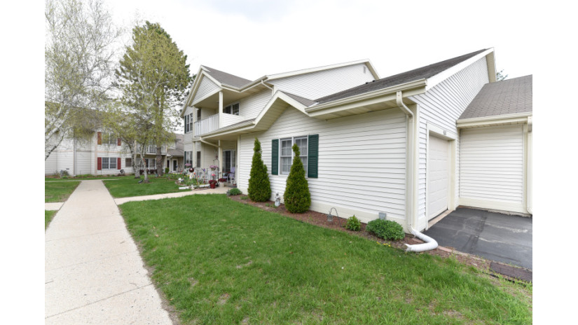 160 Bur Oak Ln C Grafton, WI 53024 by Shorewest Realtors $149,900