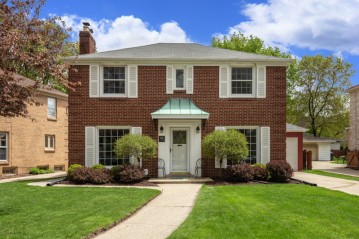 4652 N Wildwood Ave, Whitefish Bay, WI 53211-1122