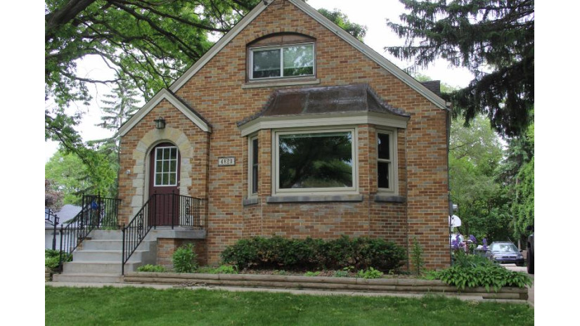 4820 S 43rd St Greenfield, WI 53220 by Coldwell Banker HomeSale Realty - Wauwatosa $289,900