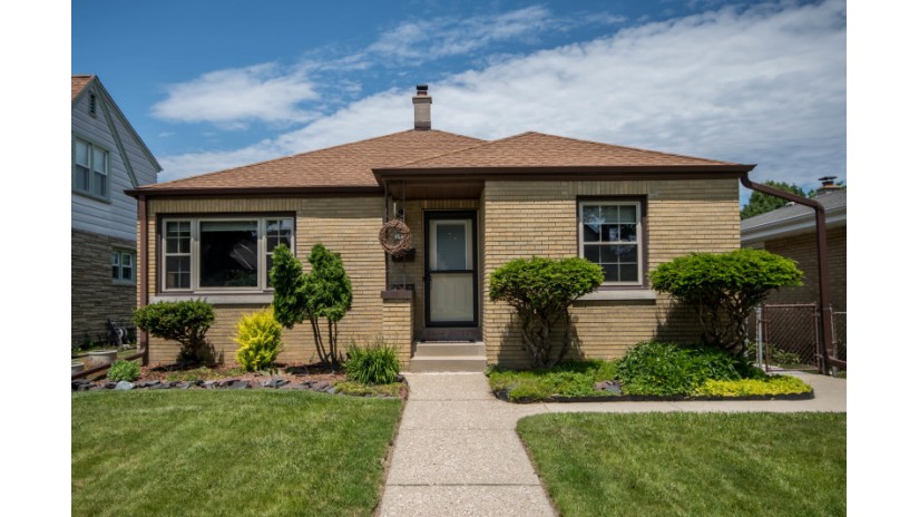 3762 E Munkwitz Ave Cudahy, WI 53110 by Shorewest Realtors $150,000