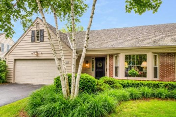 1423 W Westport Cir, Mequon, WI 53092-5753