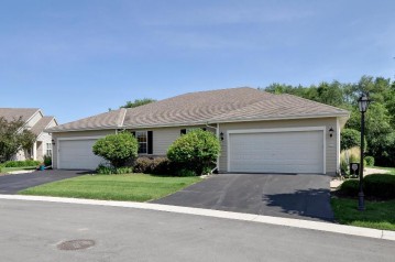 457 Woodfield Cir, Waterford, WI 53185-4052
