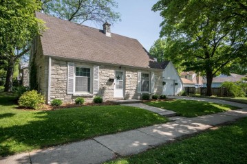 8524 W Wright St, Wauwatosa, WI 53226-1940