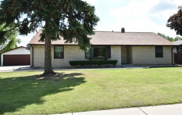 4620 S 68th St, Greenfield, WI 53220-3918