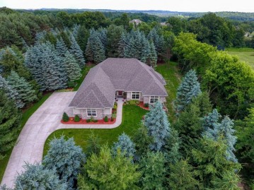 410 Pineview Ct N, Richfield, WI 53017-9168