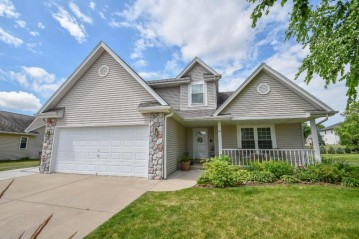 942 Spring Waters Dr, Oconomowoc, WI 53066-4179