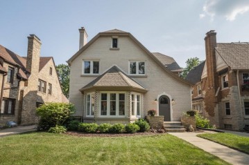 1115 E Lexington Blvd, Whitefish Bay, WI 53217-5383